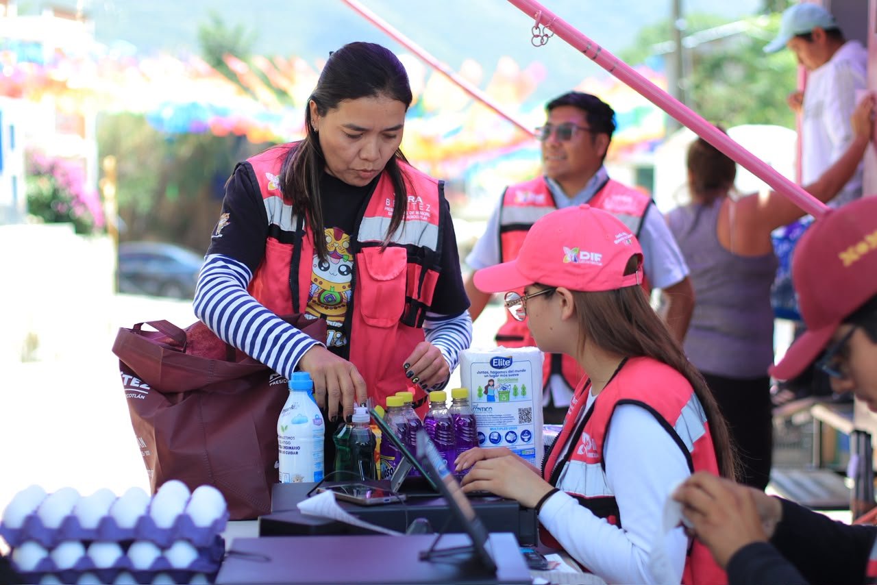  Tiendita Móvil Súper DIF lleva productos básicos a familias de Arrazola