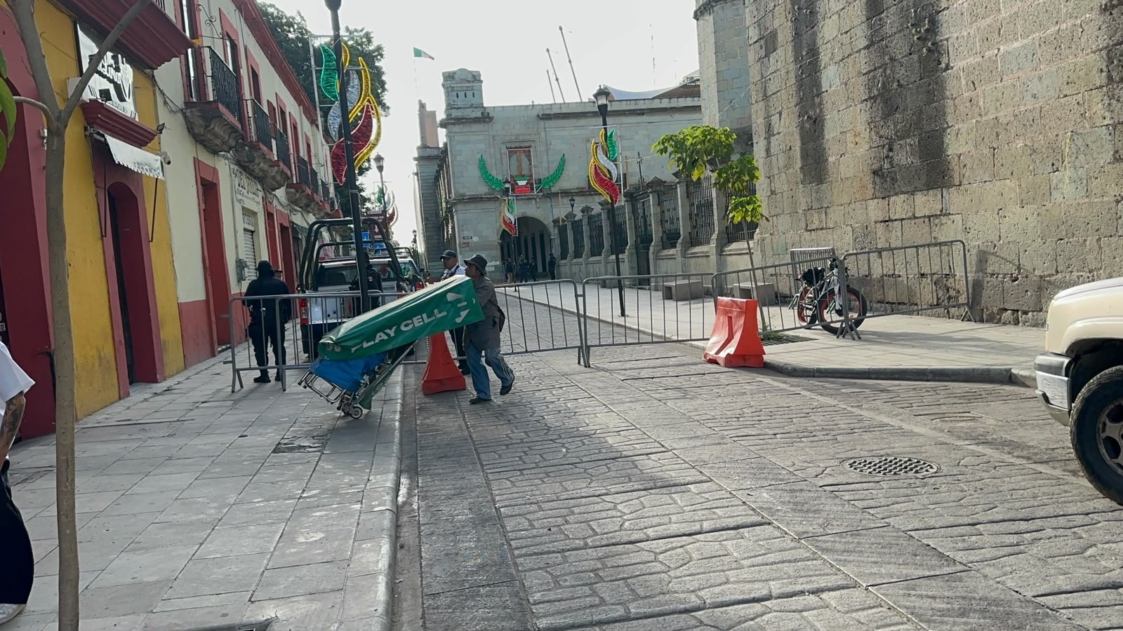 Colocan vallas en accesos al Zócalo de Oaxaca previo al Grito de Independencia