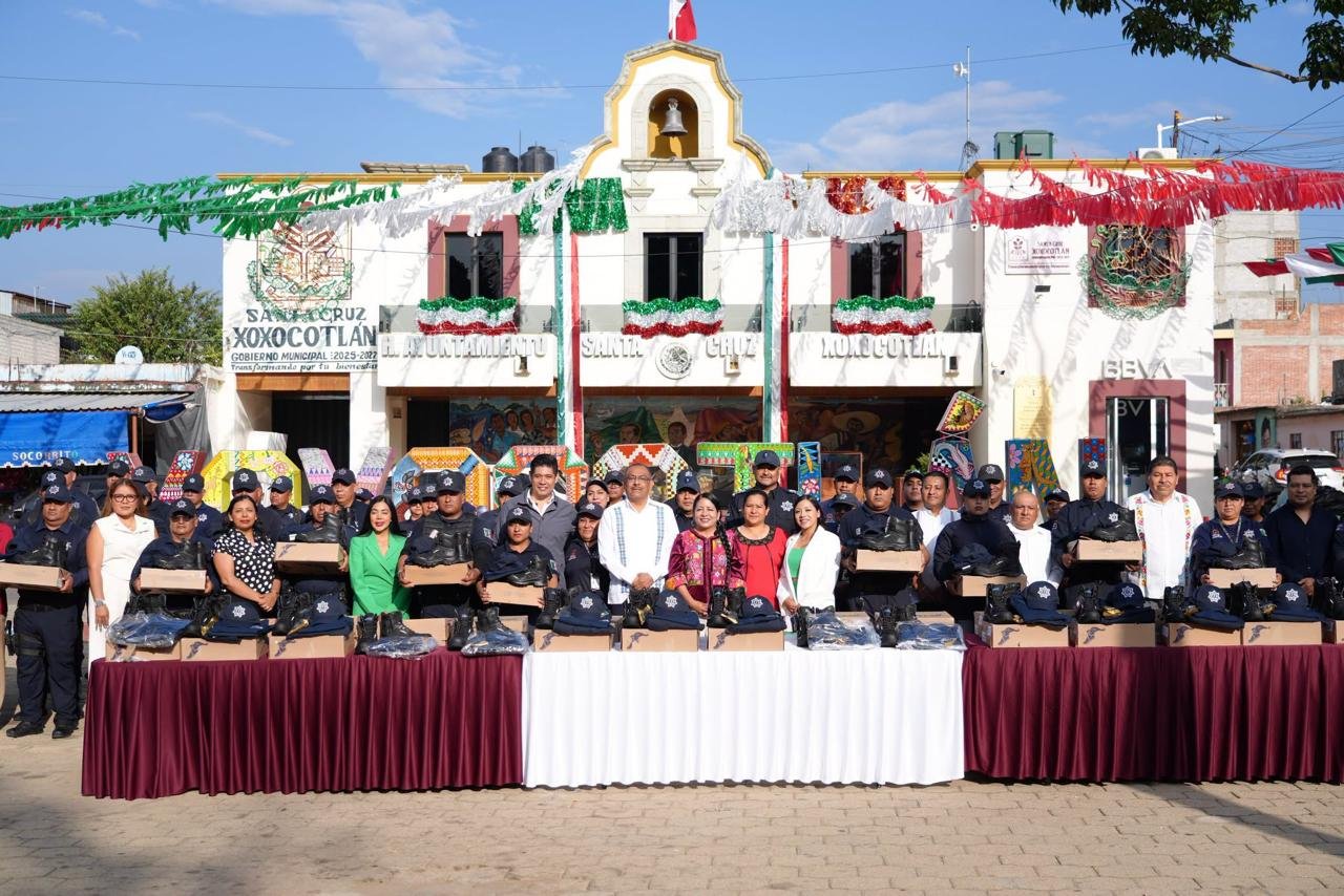 Xoxocotlán entrega 205 uniformes a corporaciones policiales y viales