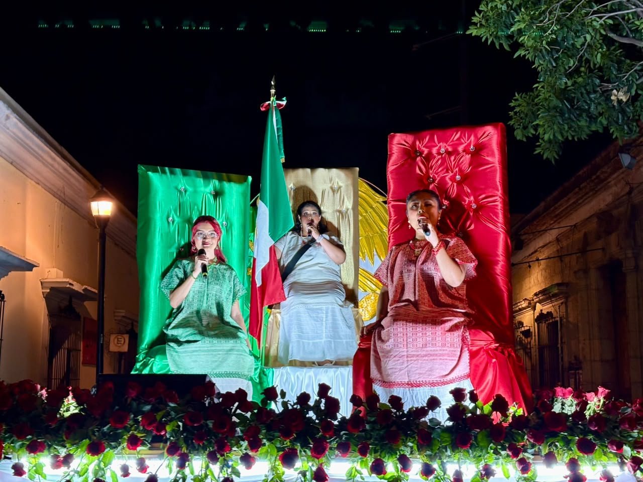 
▪︎ El recorrido culminó en Palacio de Gobierno, previo a la ceremonia del Grito de Independencia en el Zócalo de Oaxaca.