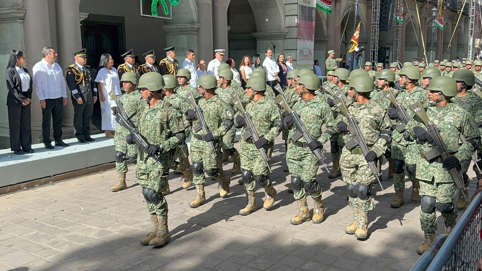 ▪︎ Fuerzas Armadas, corporaciones de seguridad, estudiantes, cuerpos de auxilio y charros participaron en el recorrido por calles del Centro Histórico.