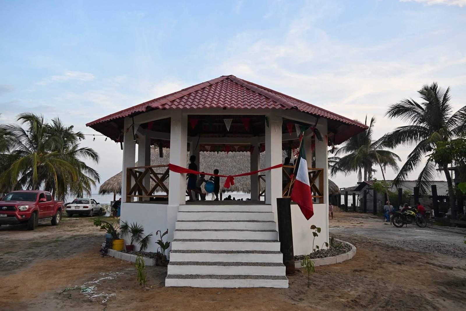 Cerro Hermoso estrena nuevo kiosco construido con recursos del Ramo 33