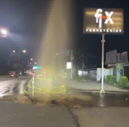 Enorme hoyo por fuga de agua lleva más de dos semanas sobre la carretera 190 en Pueblo Nuevo