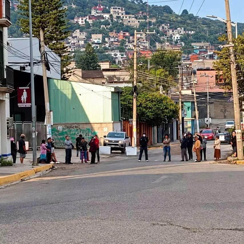 Sin agua, vecinos de Casa Blanca bloquean avenida Montoya en Oaxaca