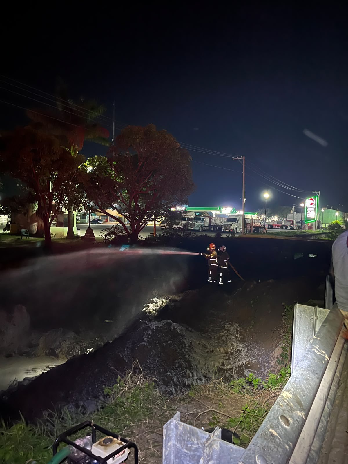 Atienden fuga de combustible sobre la carretera 185, en el Istmo de Oaxaca