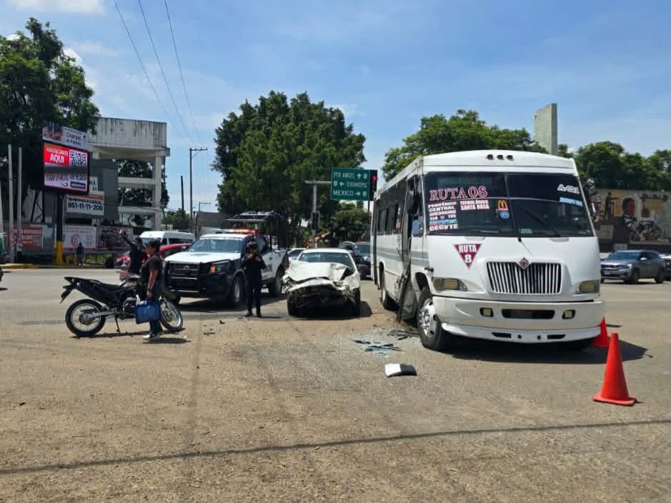 Camioneta y urbano chocan en crucero de Huayapam; no reportan lesionados