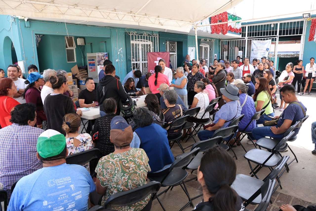 Llevan cono de huevo a 15 pesos a familias de Santa María Ixcotel