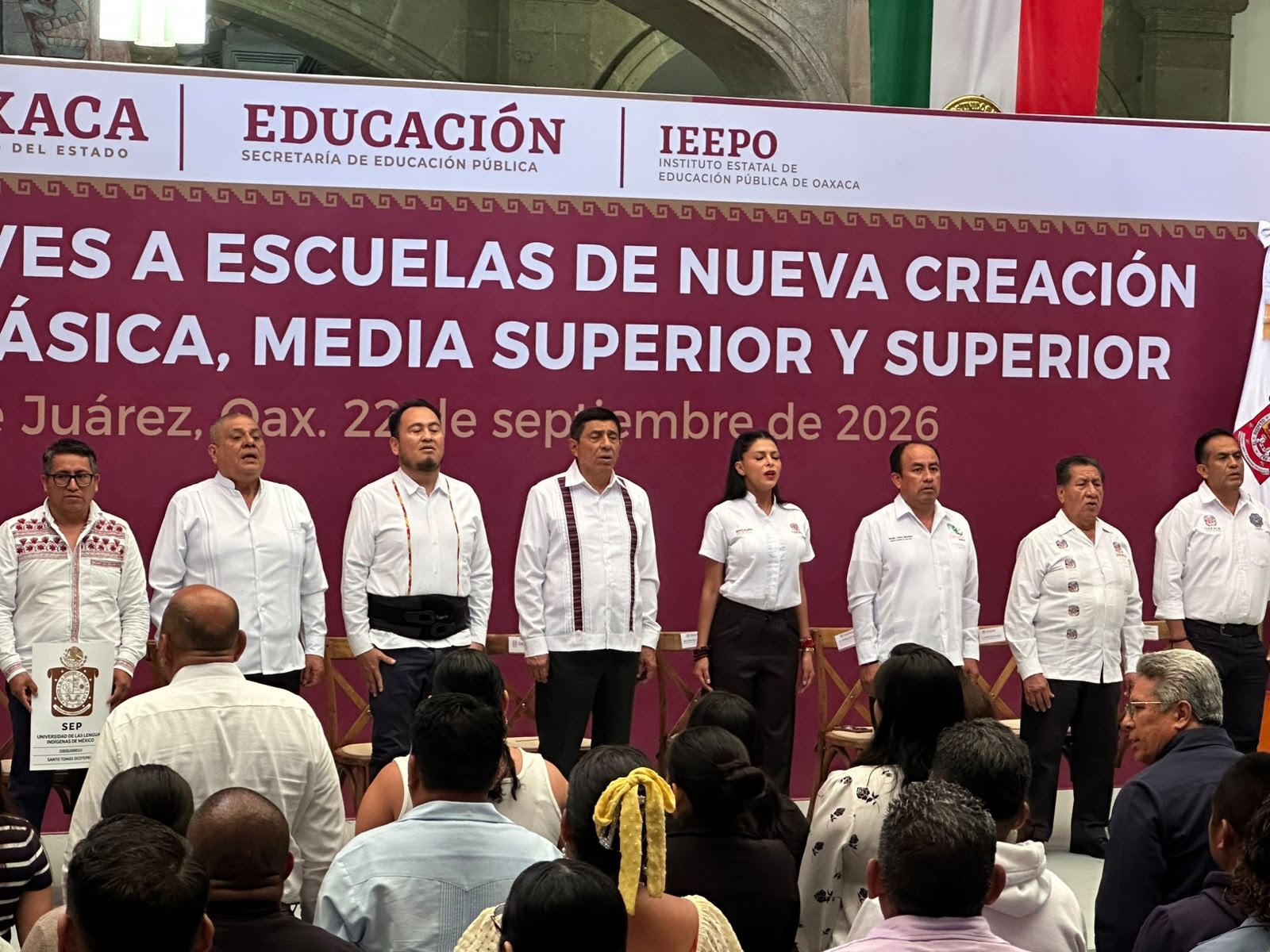Tras esperar hasta 20 años, 30 escuelas de Oaxaca reciben clave oficial