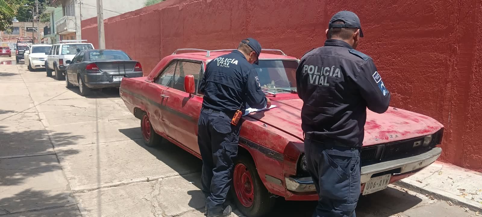 Van contra vehículos abandonados en calles de Oaxaca de Juárez