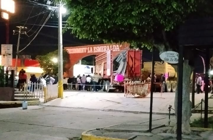 Bloqueo en avenida El Tule provoca fuerte tráfico sobre la carretera 190