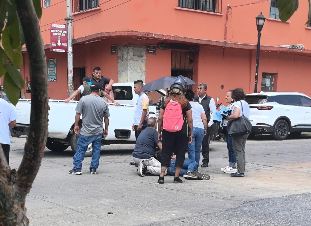 Motociclista arrolla a otro y huye en el Centro de Oaxaca