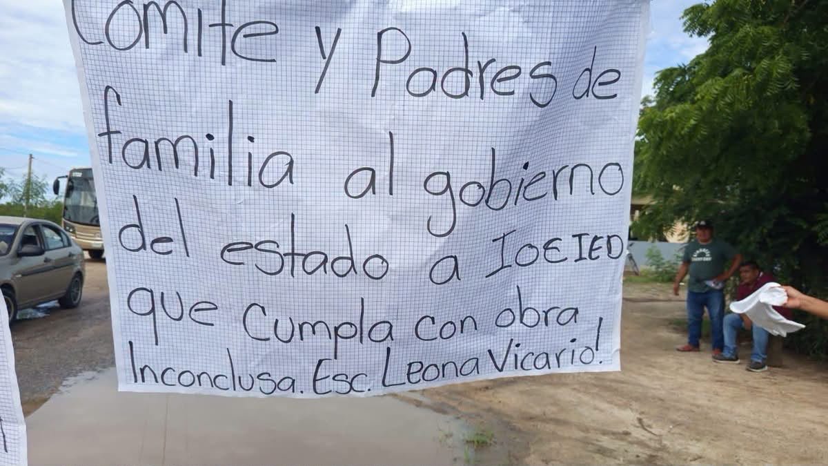 Padres de familia bloquean la carretera federal 200 en El Coyul