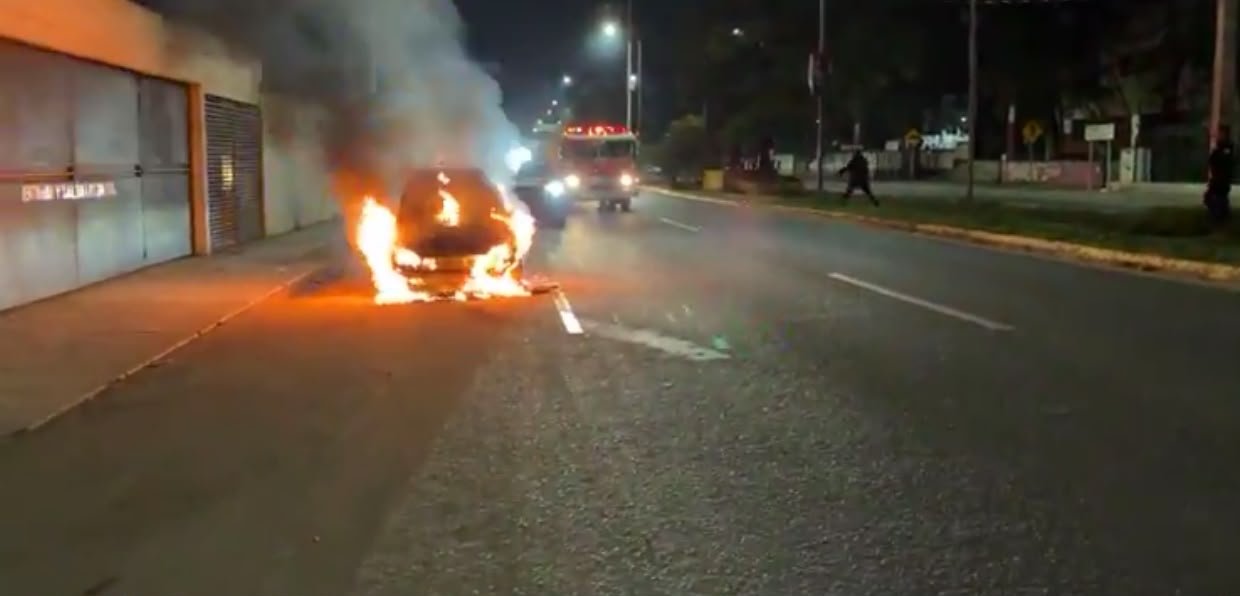 Chevy se incendia sobre la carretera 190 en Santa Lucía del Camino