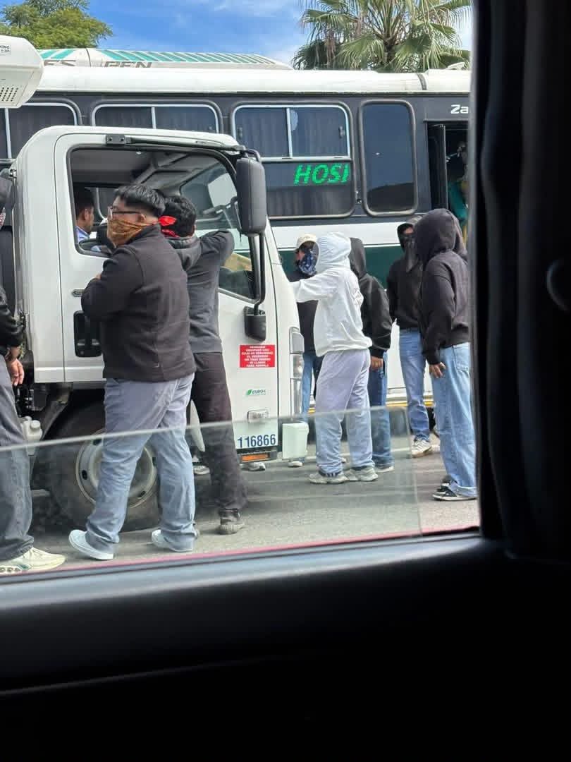 Normalistas retienen camiones en inmediaciones del estadio de béisbol de Oaxaca