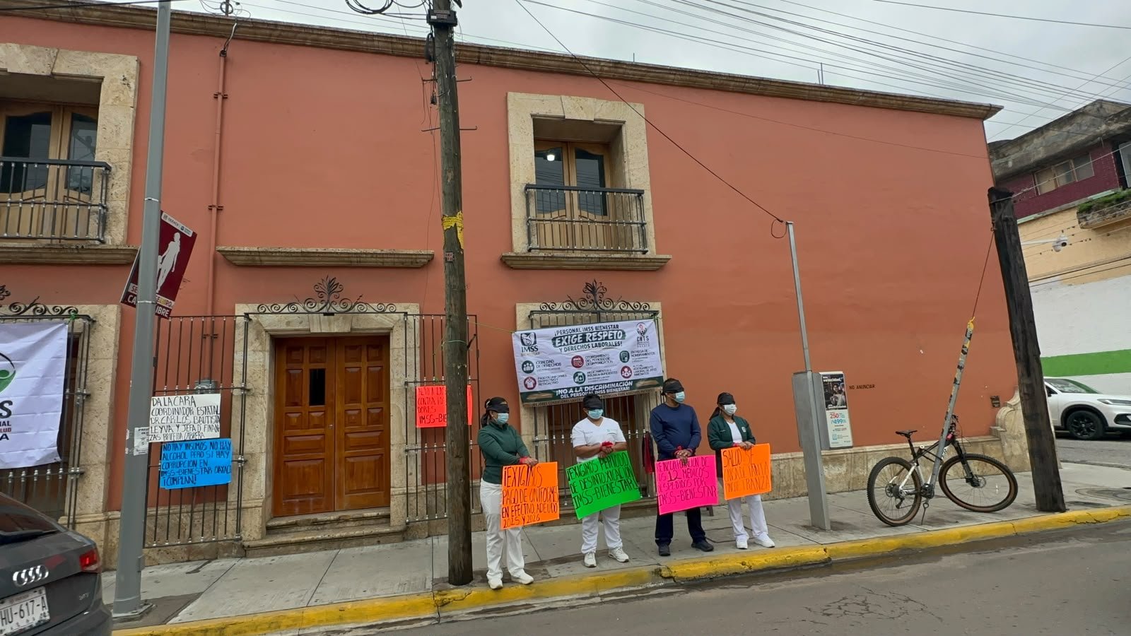 Trabajadores de Salud protestan en oficinas del IMSS-Bienestar en Oaxaca