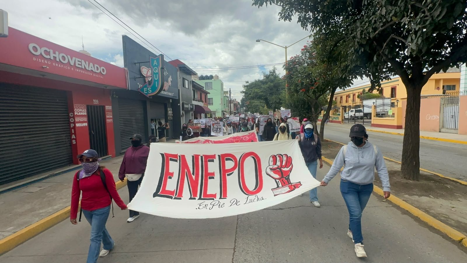 Normalistas marchan en Oaxaca por el 58 aniversario de la matanza de Tlatelolco