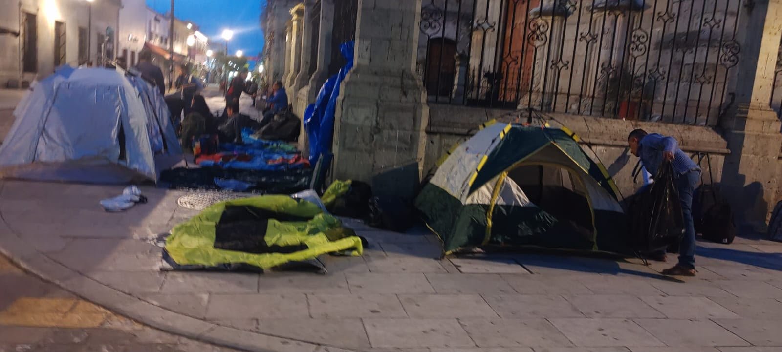 Maestros de educación indígena de la Sección 22 instalan plantón en el Zócalo de Oaxaca
