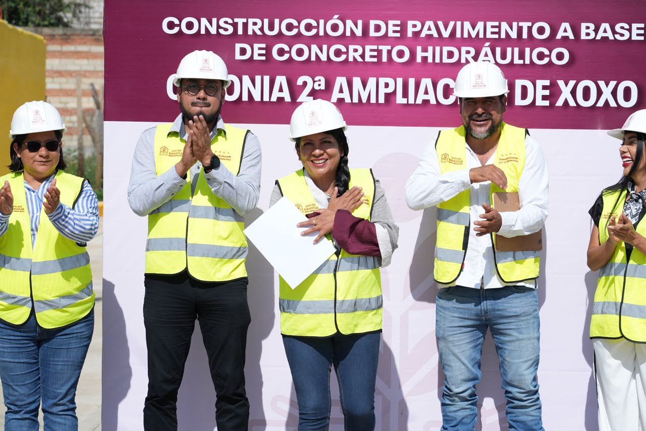 Nancy Benítez entrega cuatro calles pavimentadas en Xoxocotlán
