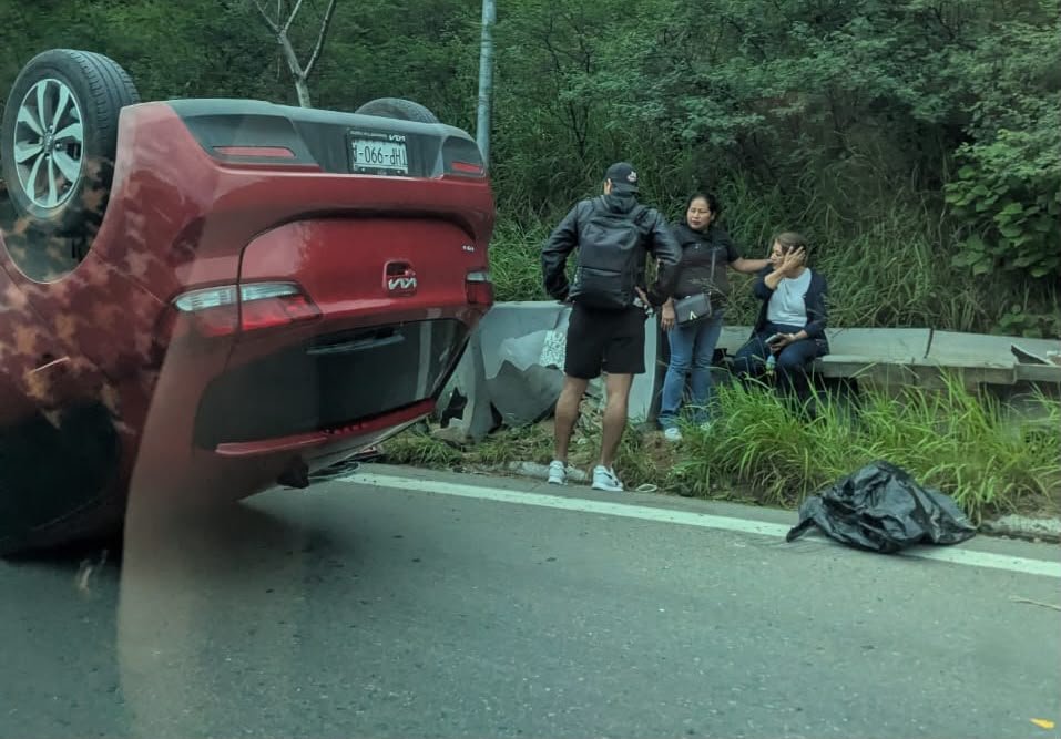 Volcadura en el Cerro del Fortín deja dos personas lesionadas