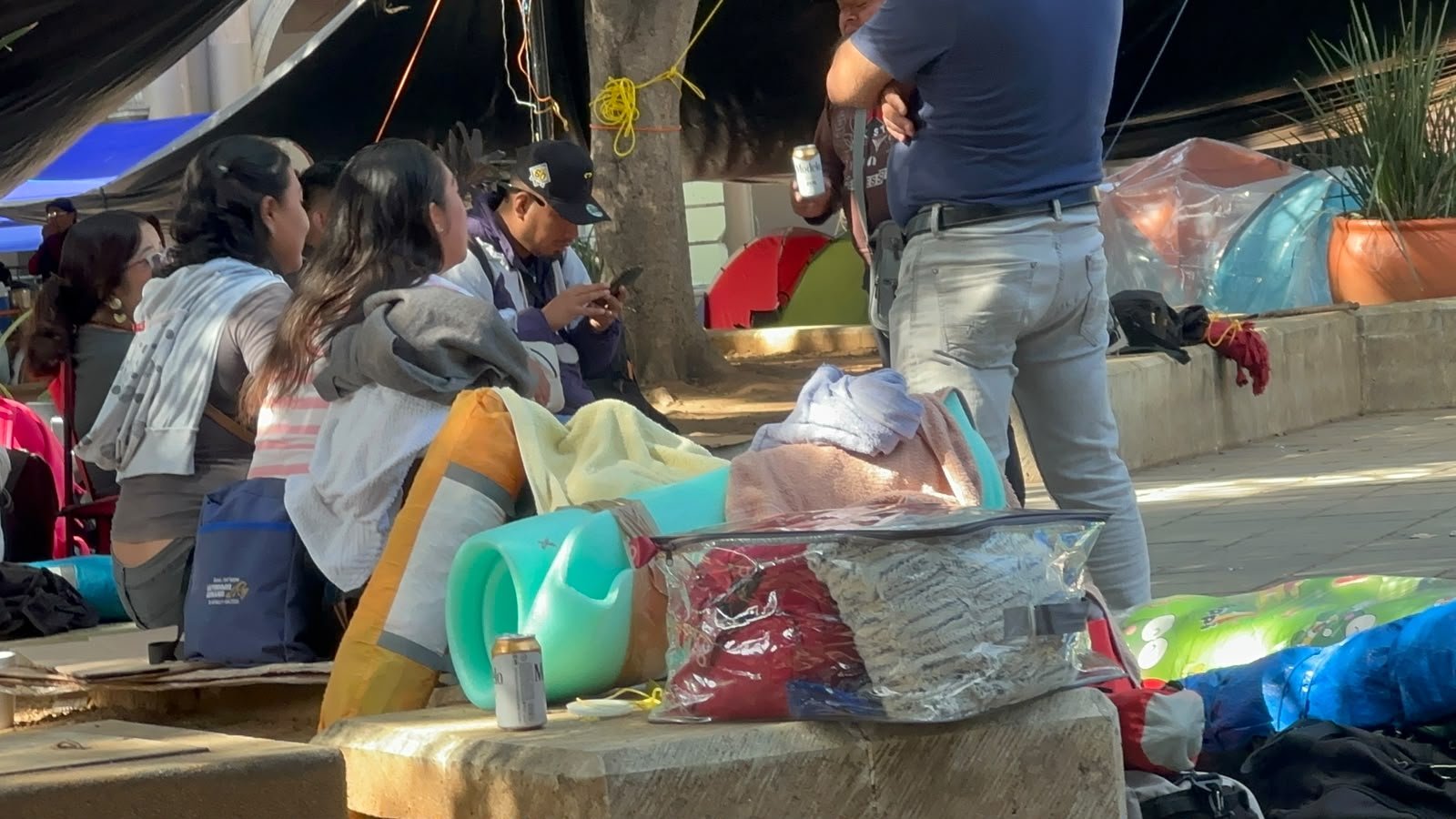 Maestros comienzan a levantar plantón del Zócalo de Oaxaca tras tres días de protestas