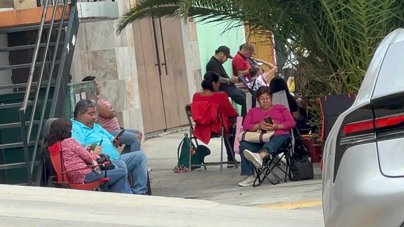Jubilados de la Sección 22 toman oficinas del IEEPO; exigen plazas para sus hijos