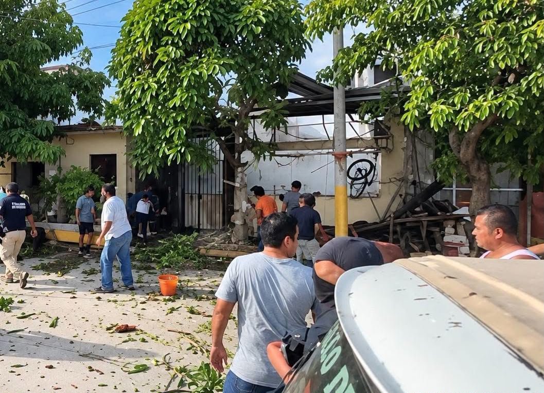 Explosión e incendio en vivienda donde elaboraban pirotecnia deja tres lesionados en Juchitán