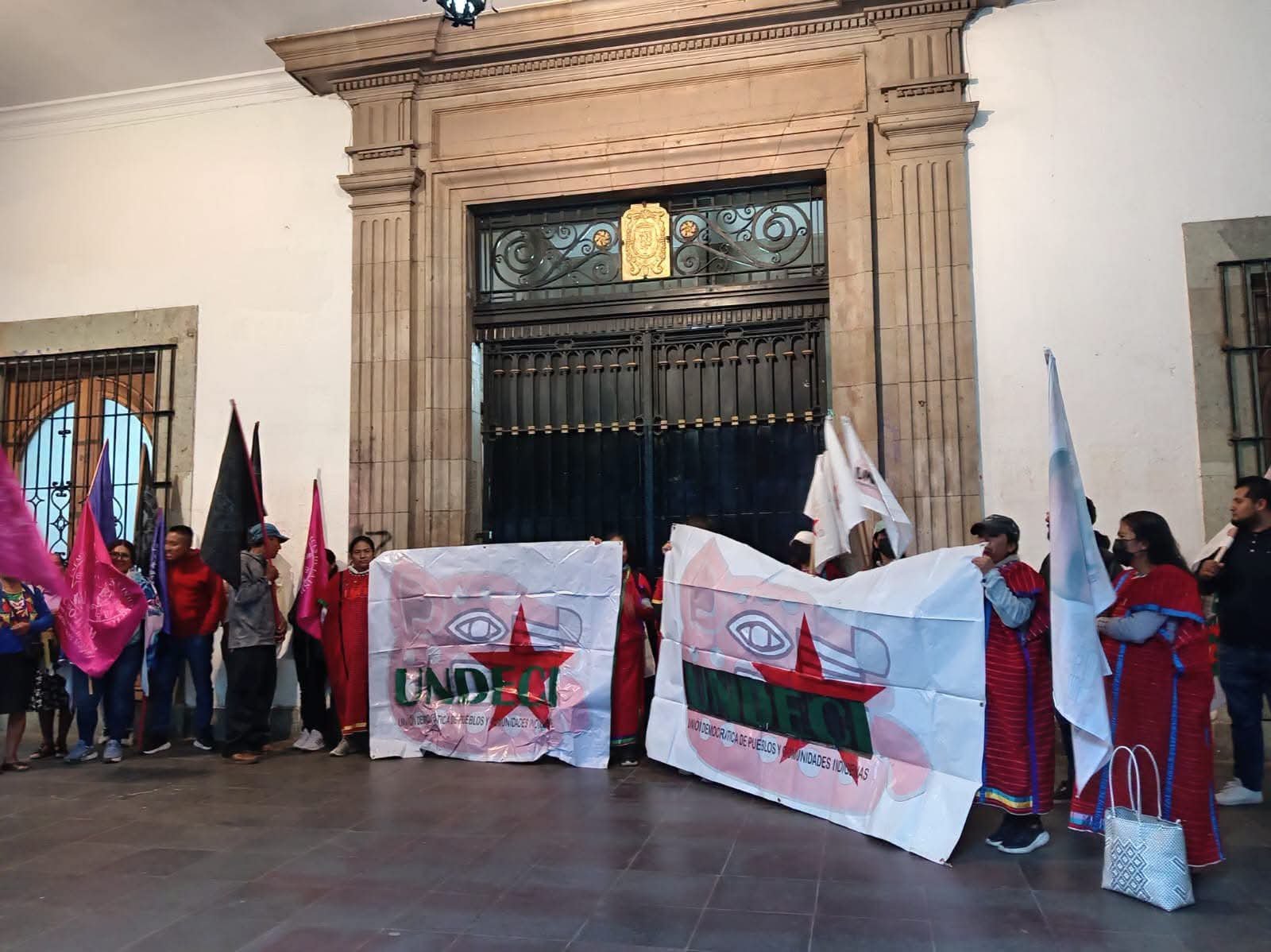 ▪︎ Integrantes de la organización mantienen una manifestación en el Centro Histórico de la capital oaxaqueña; se recomienda tomar previsiones.