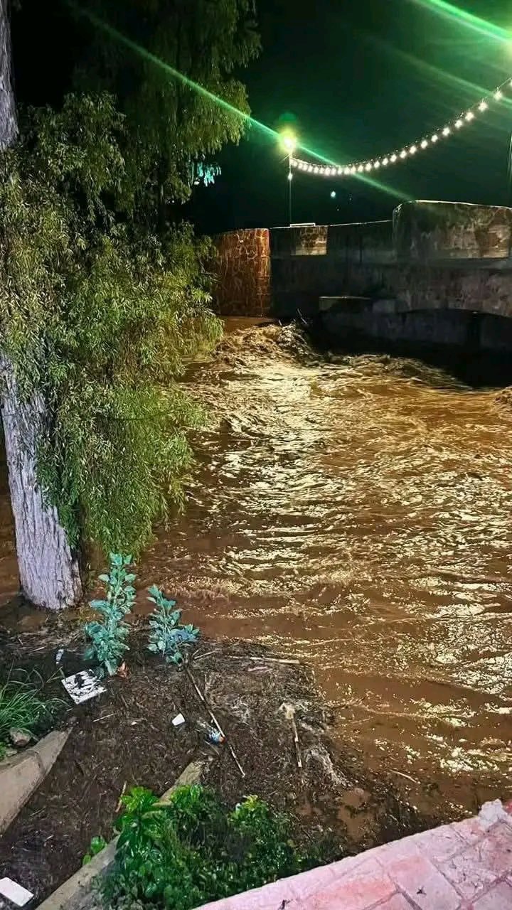 
▪︎ El incremento del caudal provocó que el agua rebasara los márgenes del río en este municipio de la región Mixteca.