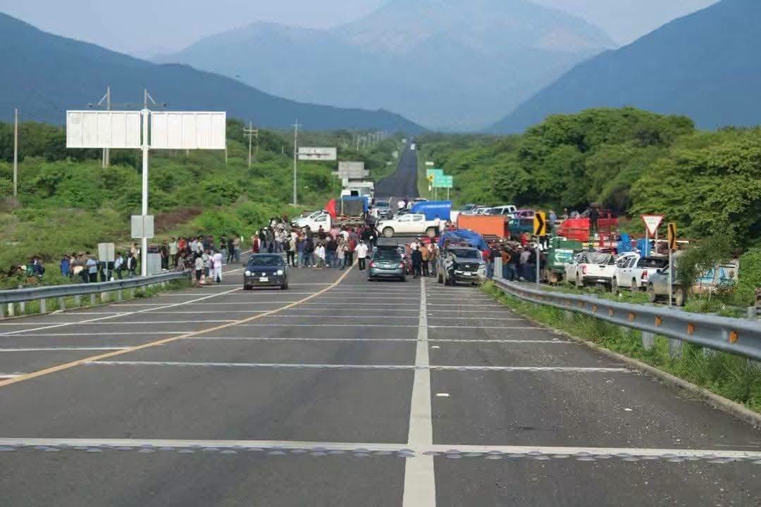 Lunes de bloqueos en Oaxaca: organizaciones sociales y maestros afectan carreteras, casetas y calles