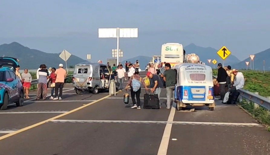 Continúa bloqueo en la carretera Panamericana; cerrado el paso del Istmo hacia Oaxaca