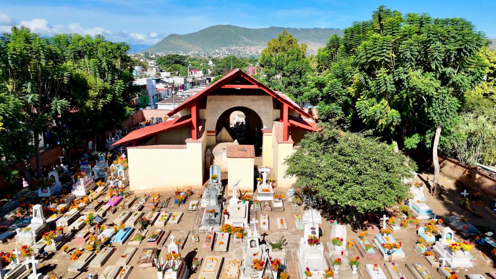 Xoxocotlán prepara sus panteones para recibir a miles de visitantes durante Día de Muertos