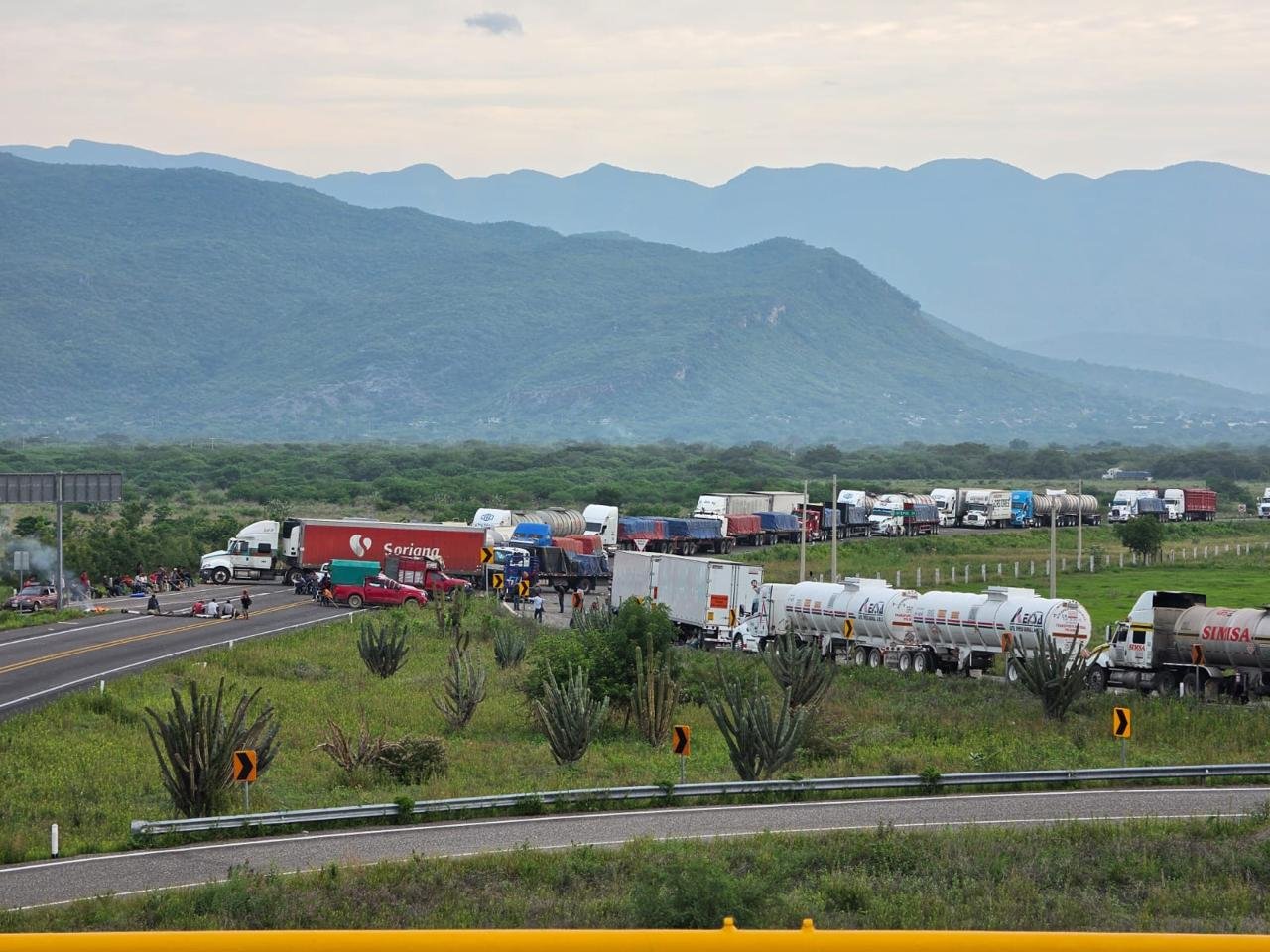 Persiste bloqueo en carretera Oaxaca-Tehuantepec, a la altura de El Caracol