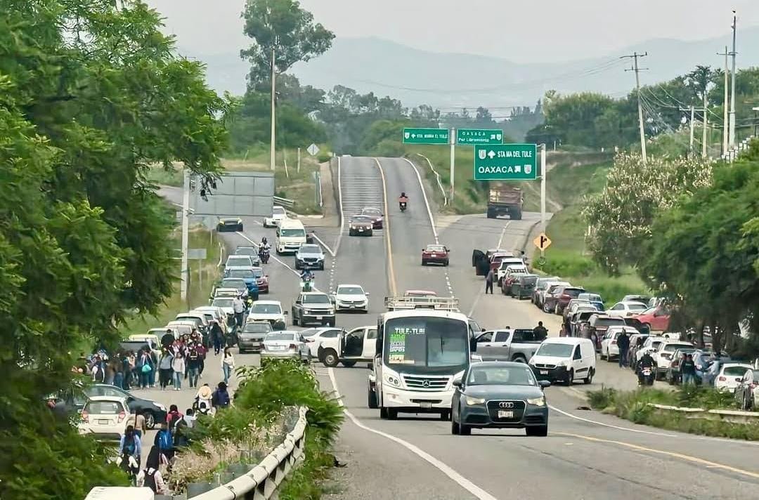 Sección 22 bloquea cuatro accesos a la ciudad de Oaxaca; prevén retirarse a las 15:00 horas