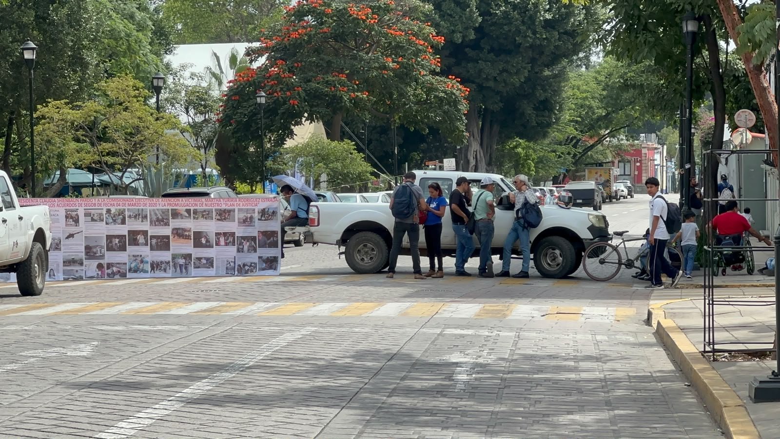 Víctimas del conflicto de 2006 y 2007 bloquean Paseo Juárez El Llano en Oaxaca