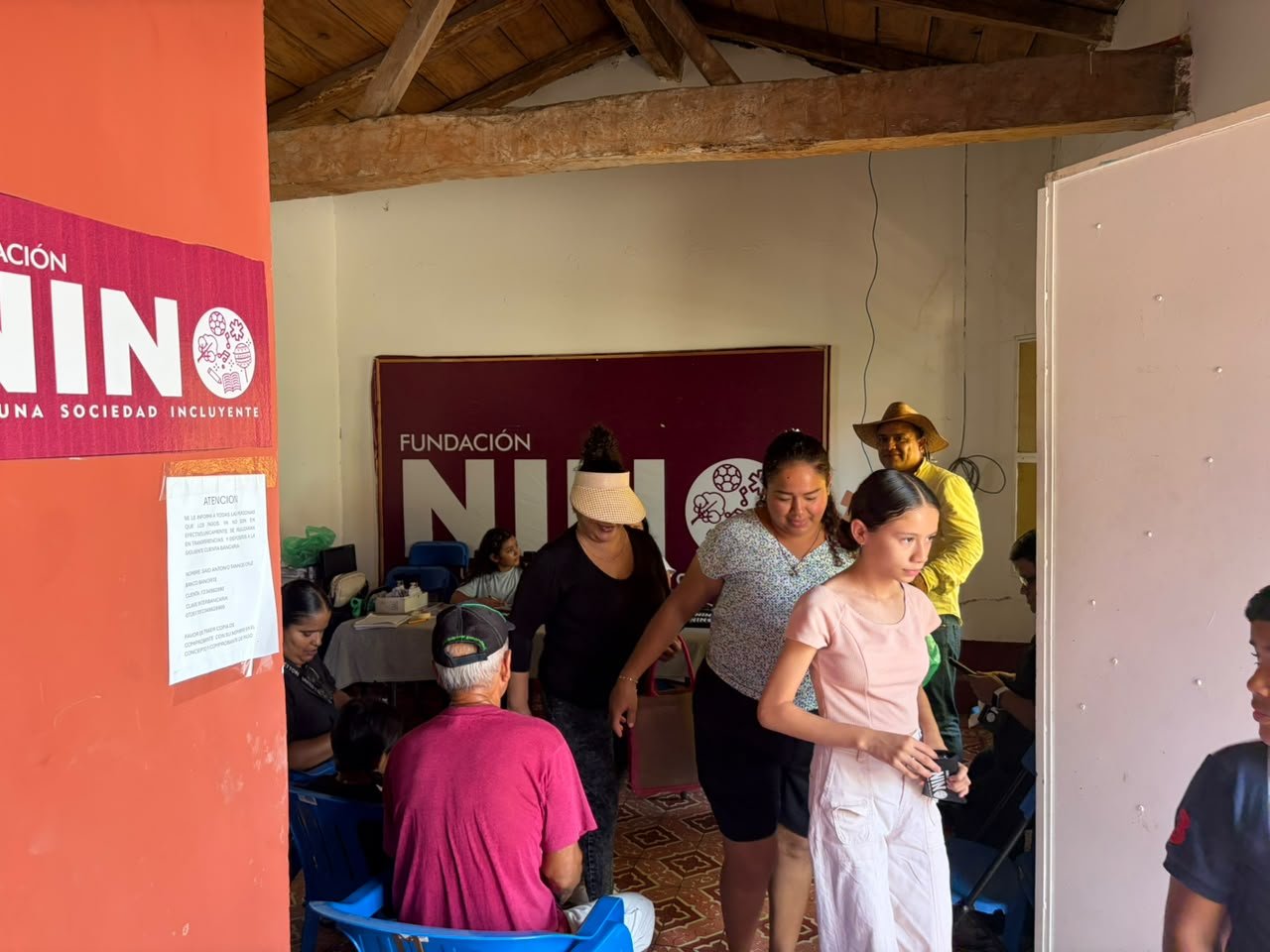 Fundación Nino entrega lentes gratuitos a familias de Santo Domingo Zanatepec