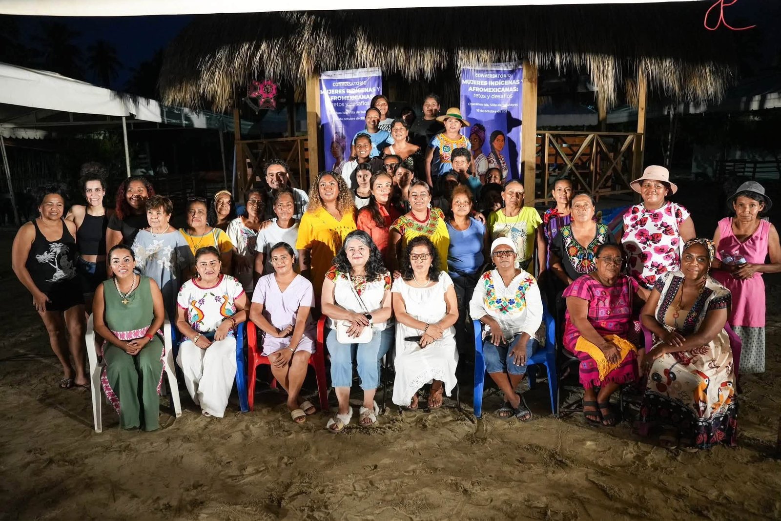 Analizan retos y derechos de mujeres indígenas y afromexicanas en Chacahua Isla