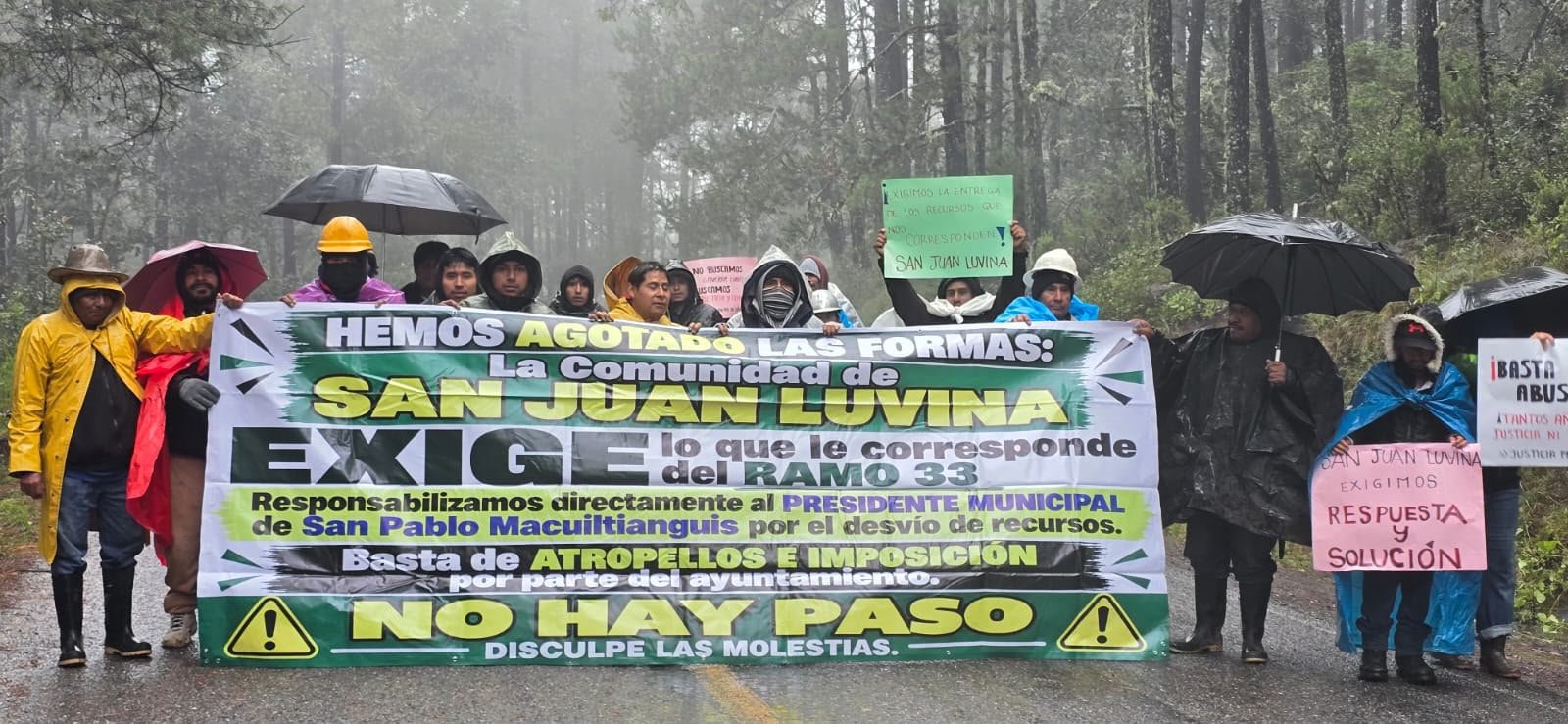 Pobladores de San Juan Luvina bloquean carretera de la Sierra Juárez; exigen recursos del Ramo 33