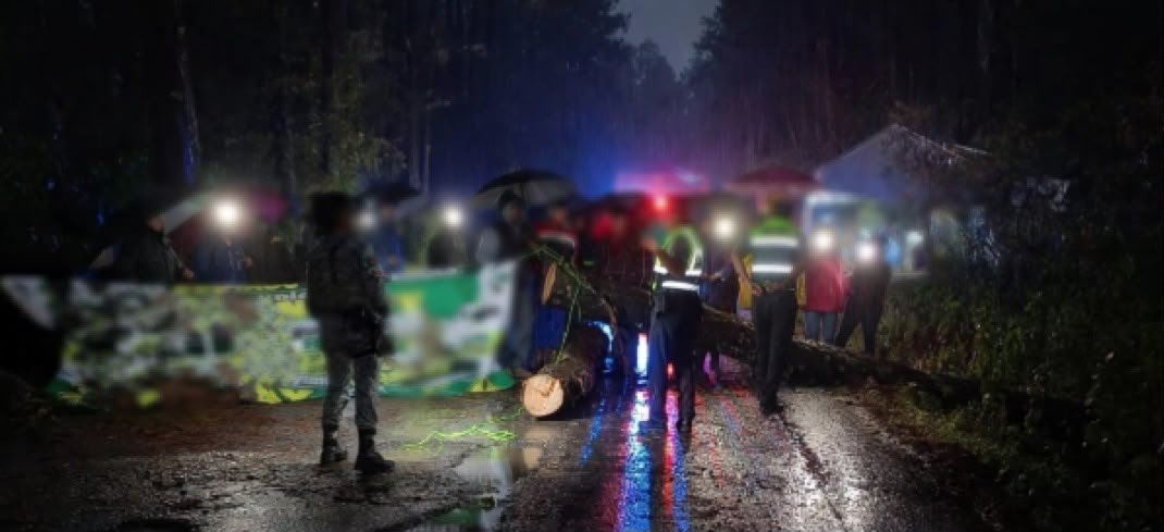 Cumple tres días bloqueo carretero en la Sierra Juárez; pobladores de San Juan Luvina exigen recursos