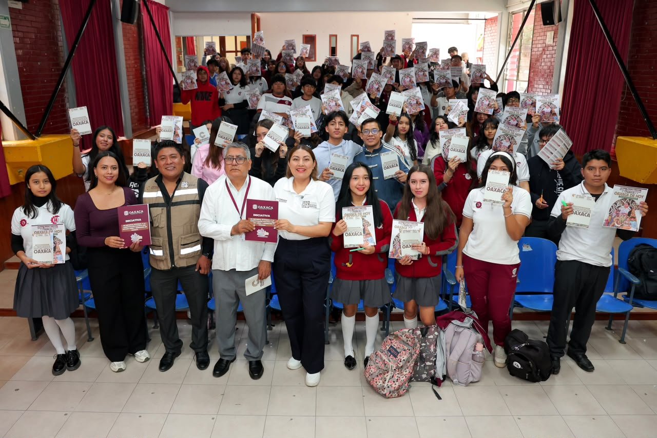 Daniela Taurino escucha a estudiantes del CBTIS 123 sobre la reforma a la Constitución de Oaxaca