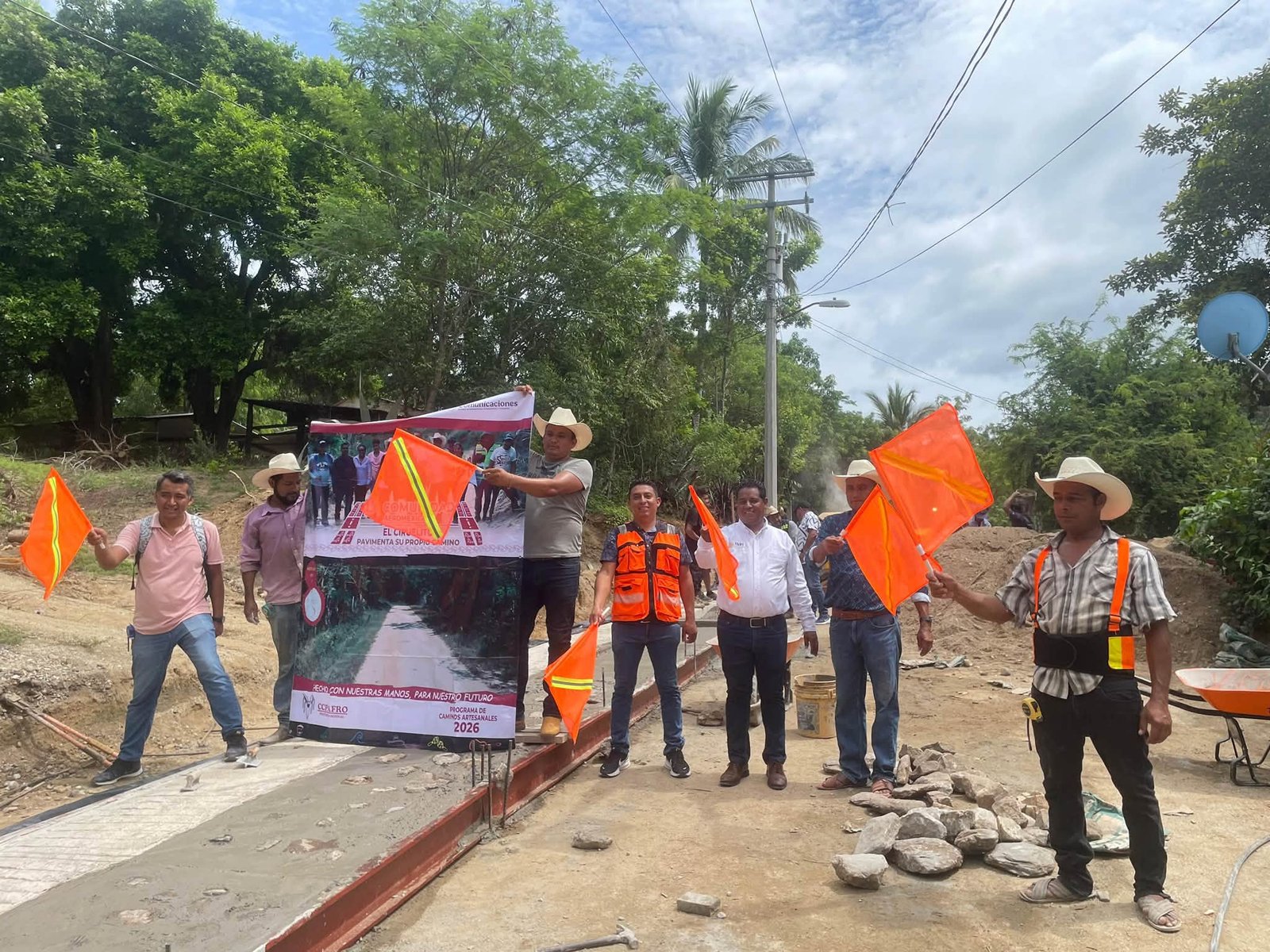 Inician pavimentación de camino en la comunidad de El Ciruelito, en Villa de Tututepec