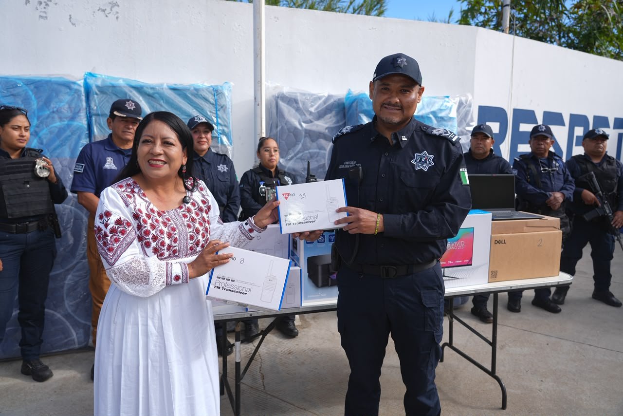 Entregan equipo de cómputo y radiocomunicación a la Policía Vial de Xoxocotlán