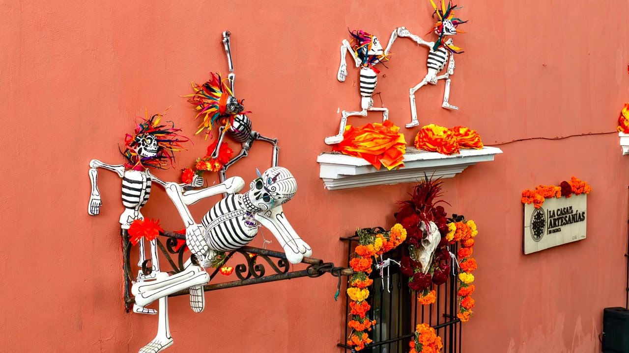 Oaxaca inicia las festividades de Fieles Difuntos con tapete monumental, flores y recorridos por los Valles Centrales