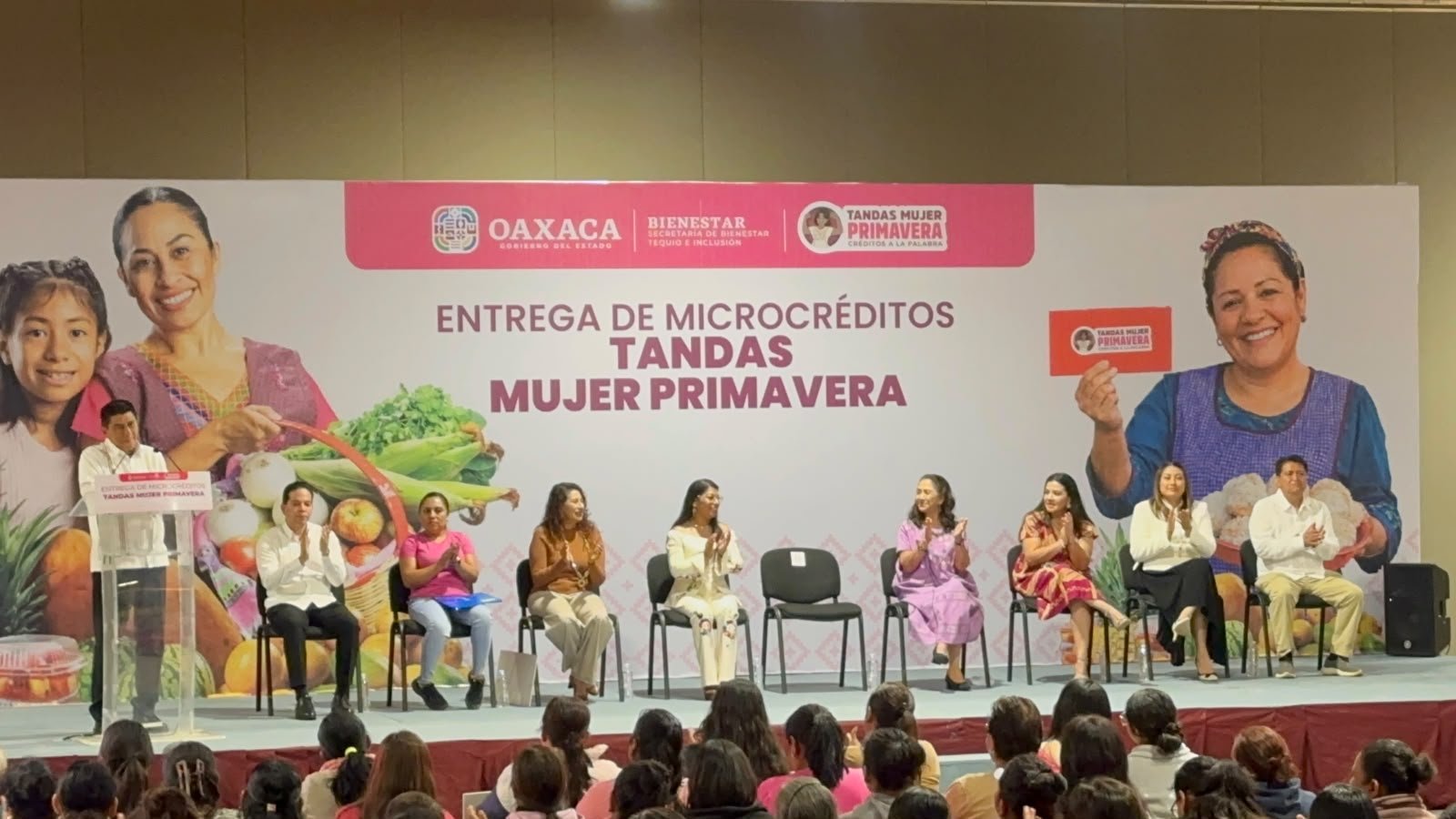 Gobierno de Oaxaca entrega 973 microcréditos a mujeres emprendedoras