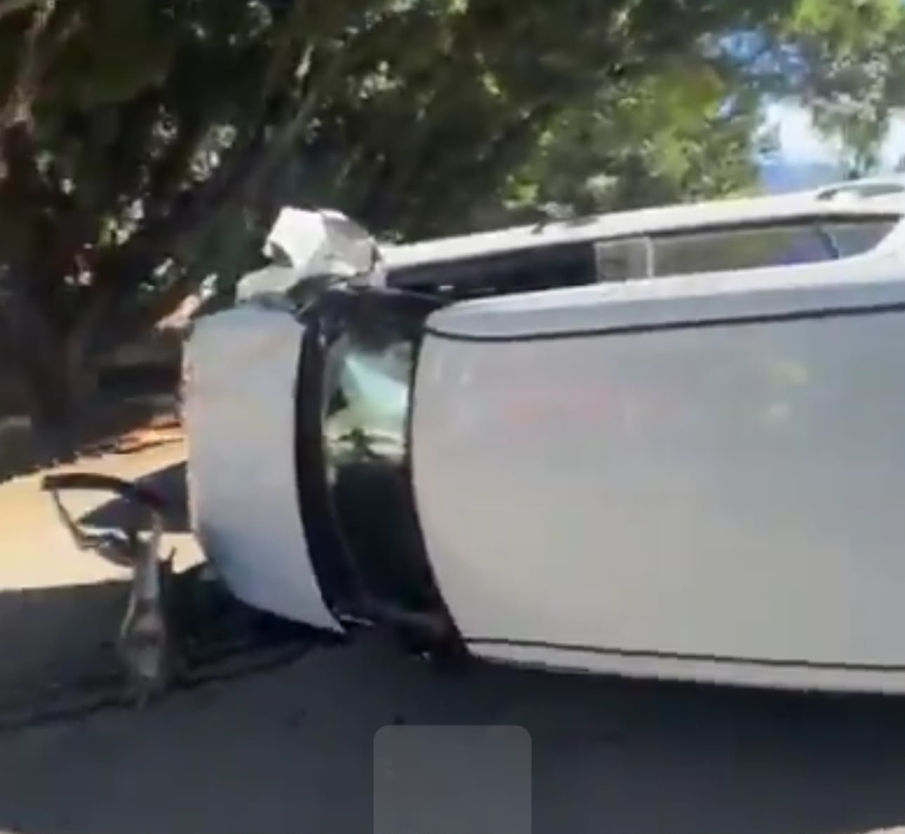 Choque entre tres vehículos deja una persona lesionada y una camioneta volcada en Huayapam