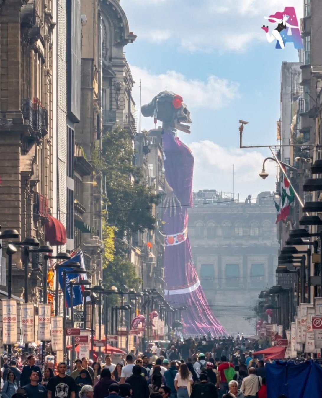 Catrina monumental de 33 metros sorprende en la Megaofrenda del Zócalo capitalino